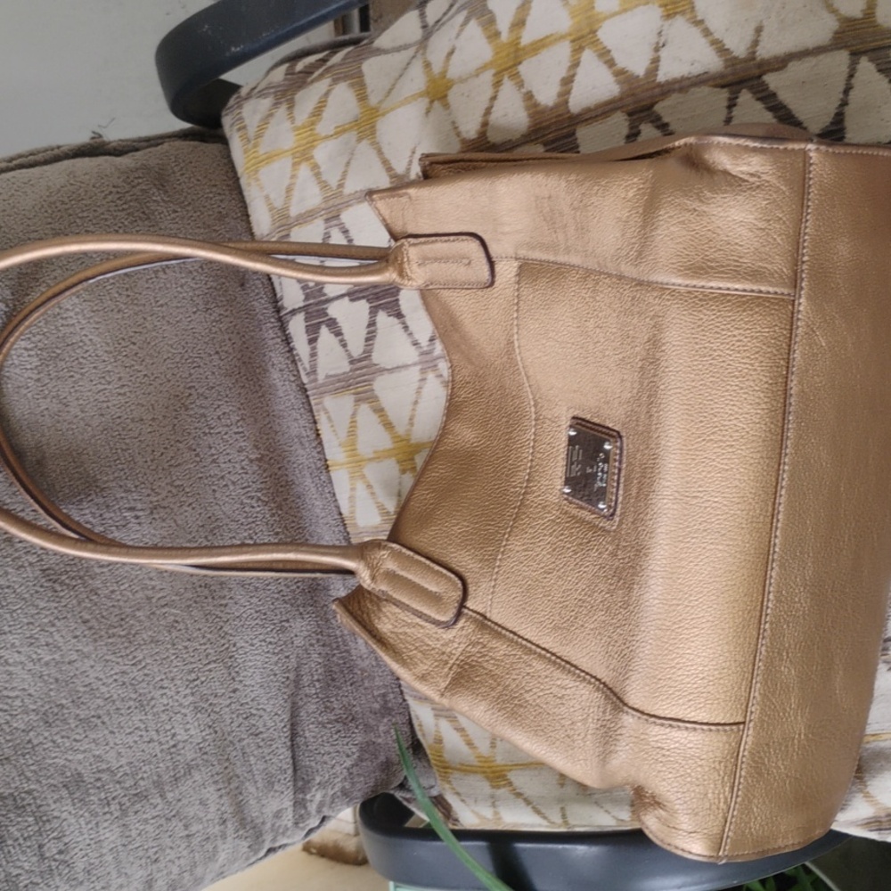 Tignanello Gold Leather Shoulder Bag - Picture 3 of 15